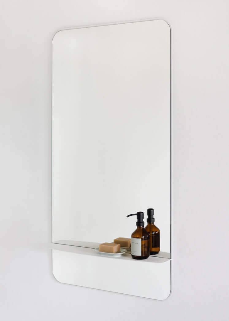 Weißer Wandspiegel für das Badezimmer mit dünnem Metallrahmen | Metallbude