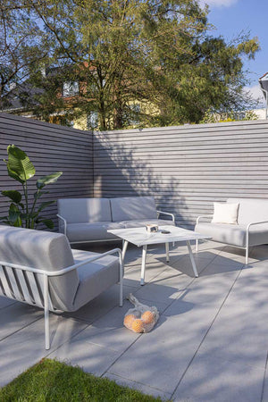 Helle Sessel für Terrasse