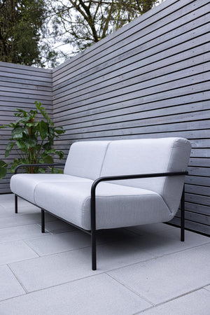 Schwarzes Outdoor Sofa mit hellen Sitzkissen